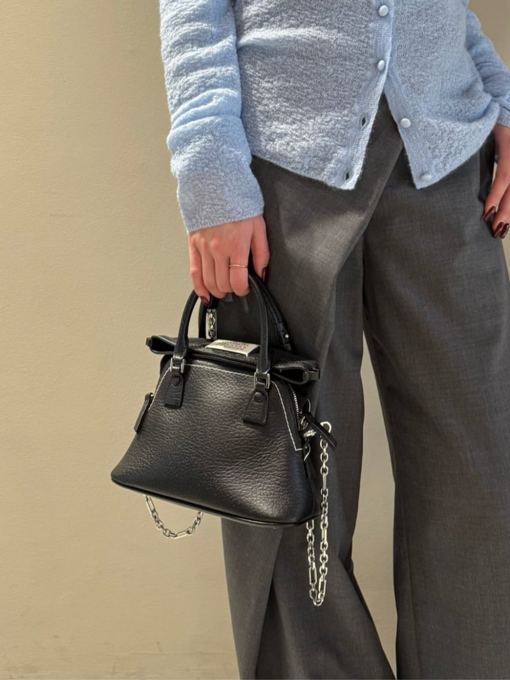 グレー系のスラックス、ブルー系のカーディガン/ボレロ、ブルー系のニット/セーターを着用したレディースの秋コーディネートの3枚目の写真