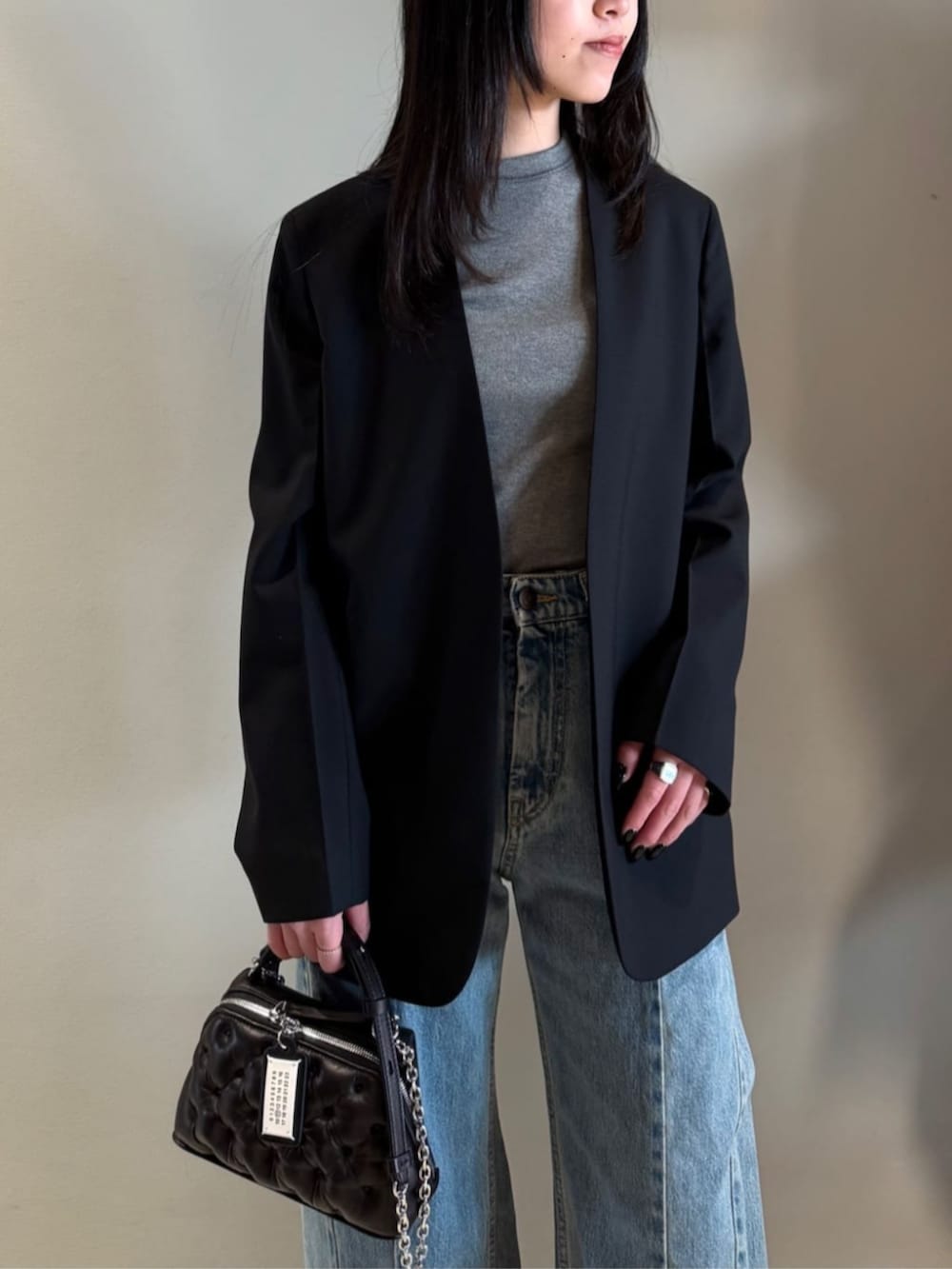 「TOMORROWLAND、トゥモローランド、Edition、Maison Margiela、TOMWOOD、ノーカラージャケット、デニム、Tシャツ、大人カジュアル」｜「EDITIONのウールトロピカル ノーカラージャケット（ノーカラージャケット、ブラック系）」を使った、Shimakawa_TOMORROWLANDさん（レディース・163cm）の春コーディネートの2枚目の写真