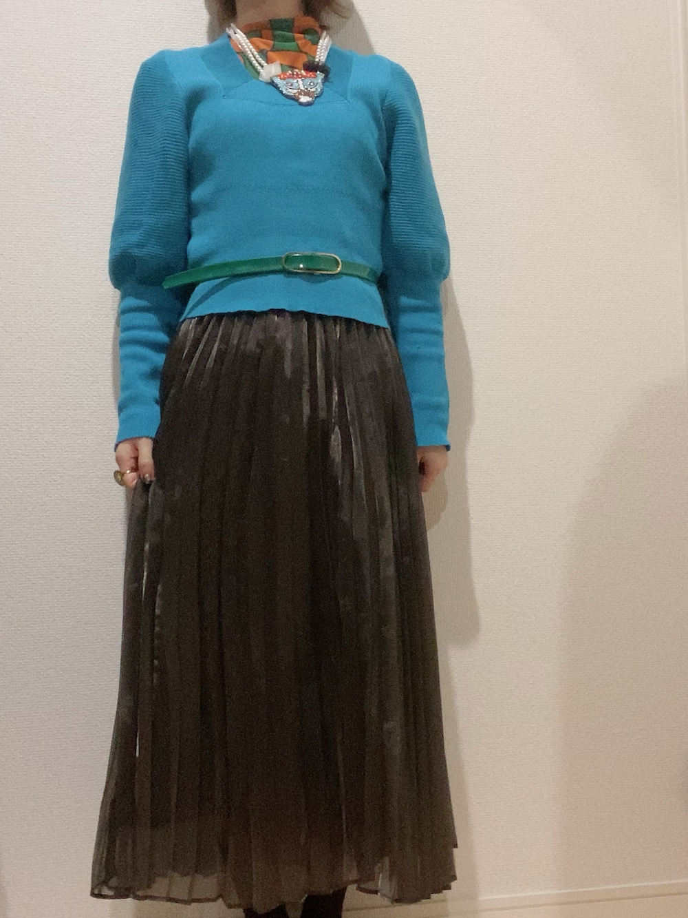 グリーン系のTシャツ/カットソー、ブルー系のニット/セーターを着用したレディースの冬コーディネートの2枚目の写真