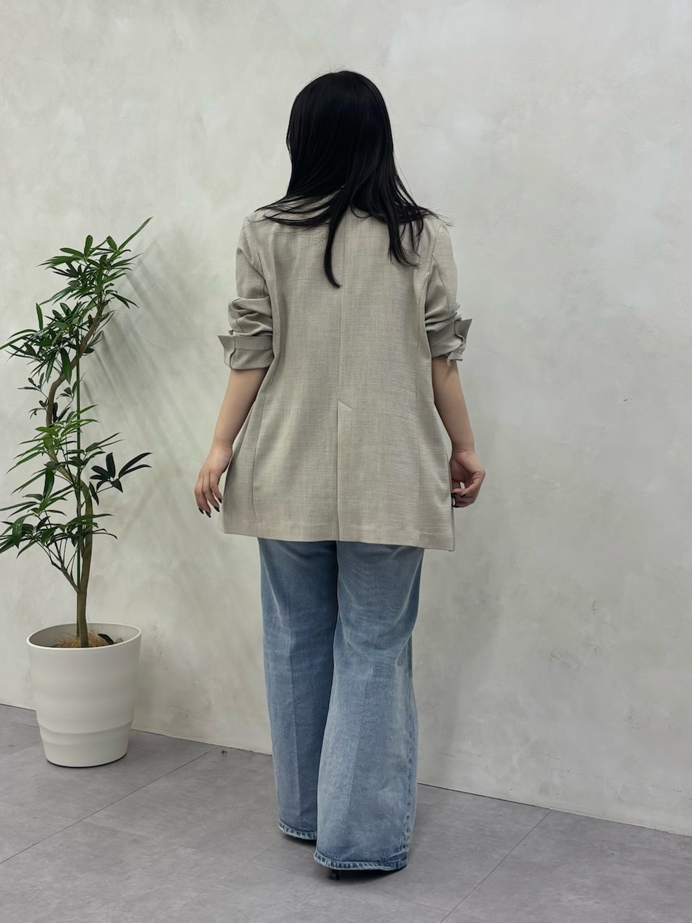 ベージュ系のテーラードジャケット、ブルー系のデニムパンツ、ブラック系のシャツ/ブラウスを着用したレディースの冬コーディネートの4枚目の写真