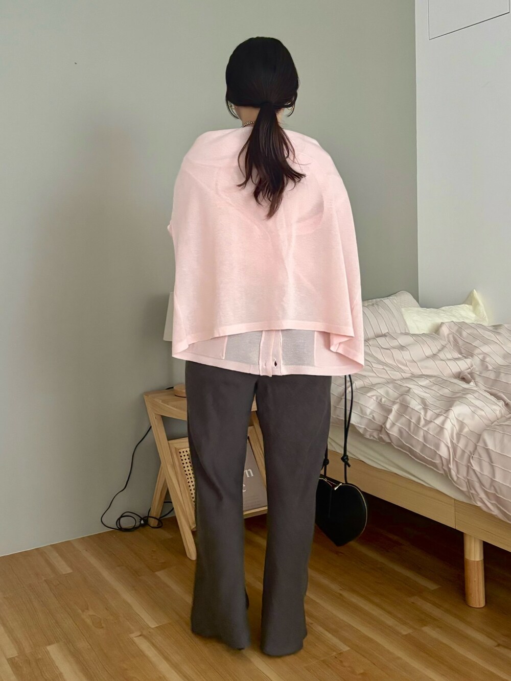 グレー系のその他パンツ、ブラック系のショルダーバッグ、ピンク系のTシャツ/カットソーを着用したレディースの夏コーディネートの3枚目の写真