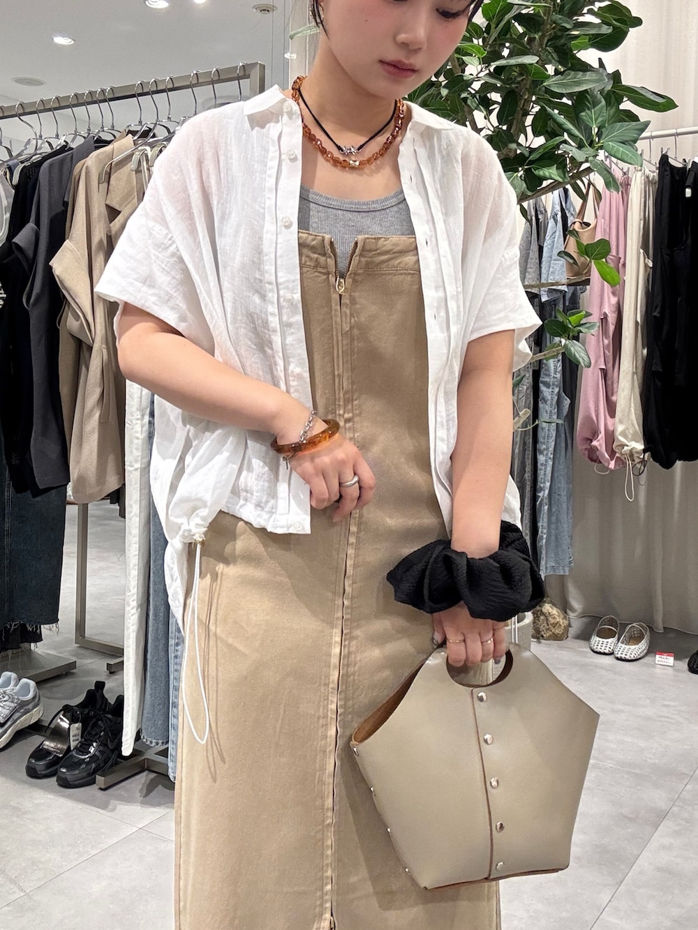 「doudou、DouDou、doudou_staff、doudou_pr、DOUDOU、ジャンスカ、ジャンスカコーデ、大人コーデ、大人コーディネート、大人カジュアル、大人カジュアルコーデ、シャツ、シャツスタイル、シャツコーデ」｜「DouDouの【新色追加】リブタンク（Tシャツ/カットソー、グレー系）」を使った、doudouyunaさん（レディース・157cm）の夏コーディネートの3枚目の写真