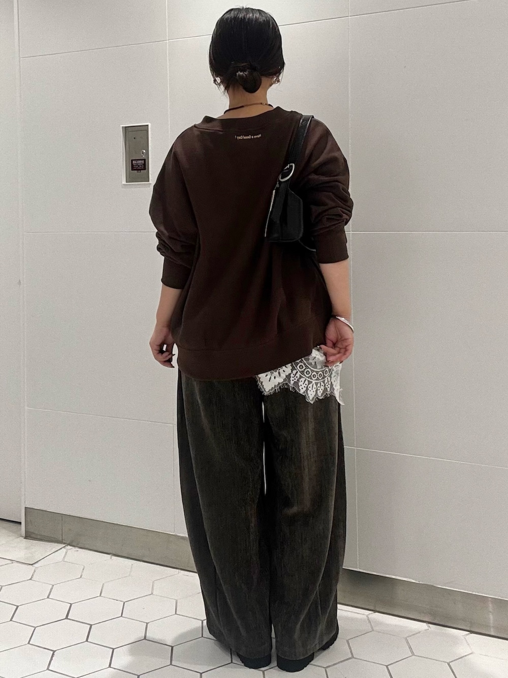ブラウン系のスウェット、ホワイト系のシャツ/ブラウス、グレー系のその他パンツを着用したレディースの秋コーディネートの5枚目の写真