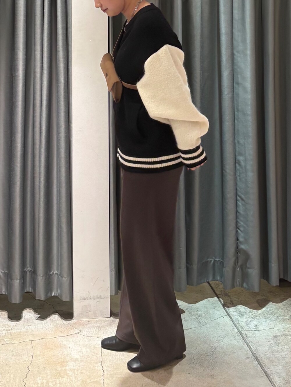 ブラック系のその他アウター、ブラック系のTシャツ/カットソー、グリーン系のその他パンツを着用したレディースの冬コーディネートの4枚目の写真