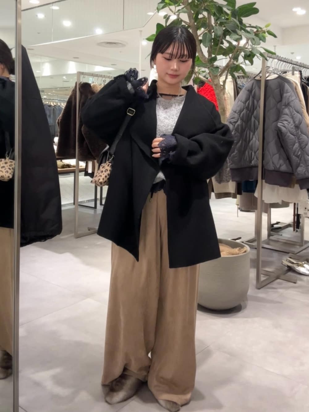 ベージュ系のその他パンツ、ブラック系のその他アウター、グレー系のニット/セーターを着用したレディースの冬コーディネートの3枚目の写真