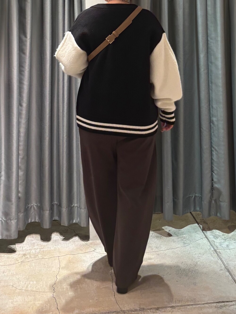 ブラック系のその他アウター、ブラック系のTシャツ/カットソー、グリーン系のその他パンツを着用したレディースの冬コーディネートの5枚目の写真