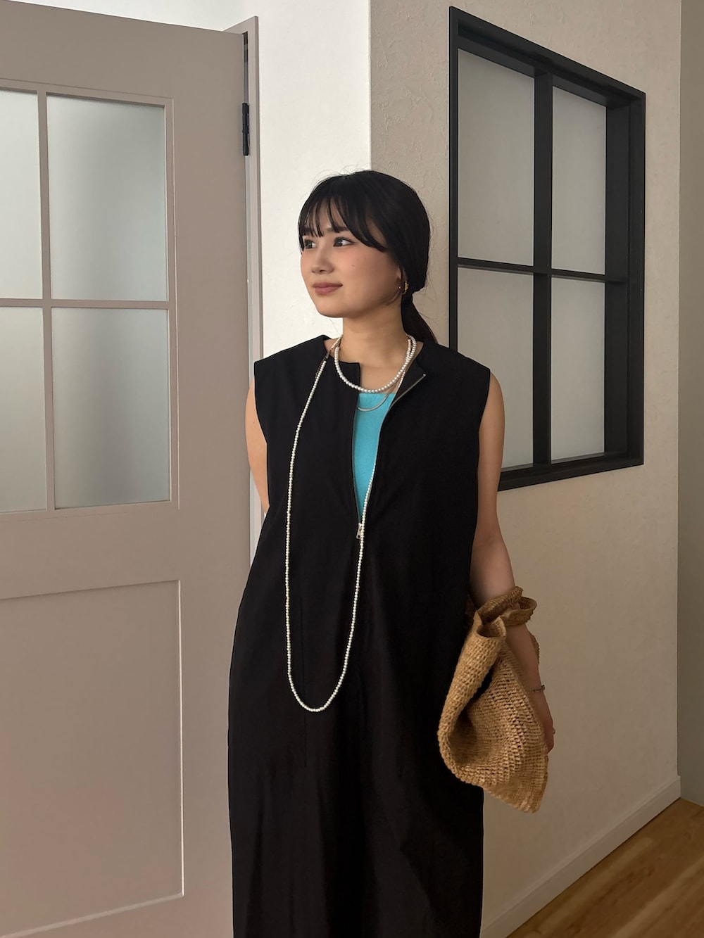 ブラック系のつなぎ/オールインワン、ブルー系のタンクトップ、ホワイト系のネックレスを着用したレディースの夏コーディネートの5枚目の写真