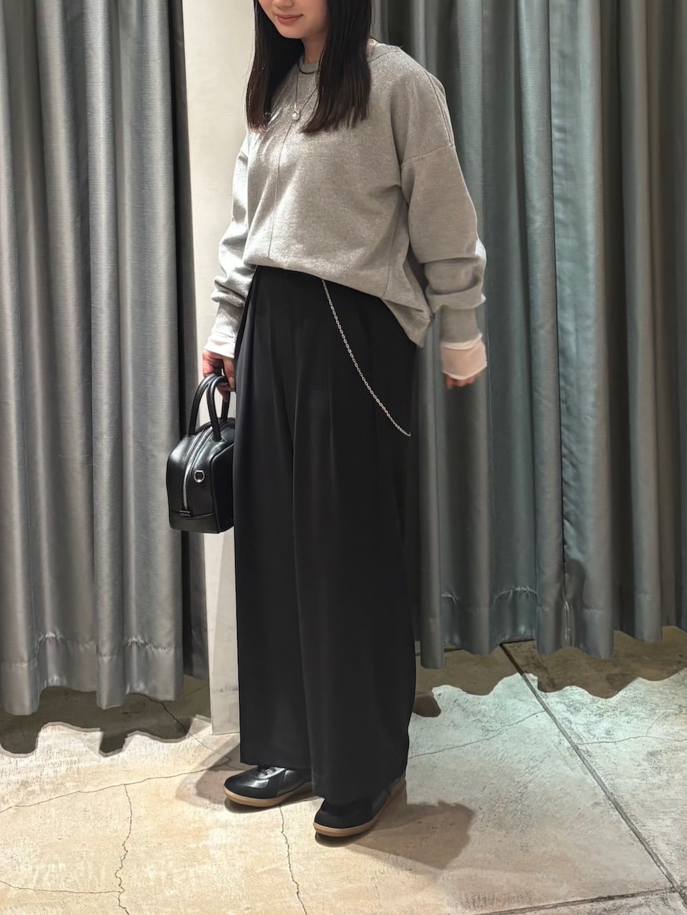 「DOUDOU、DouDou、オトナカジュアル、大人可愛い、お出かけコーデ、レイヤード、きれいめカジュアル、スニーカーコーデ、帰省コーデ、タックワイドパンツ」｜「DouDouの【SAKURA 企画】ラメスウェットプルオーバー（スウェット、シルバー系）」を使った、doudouyunaさん（レディース・157cm）の冬コーディネートの2枚目の写真