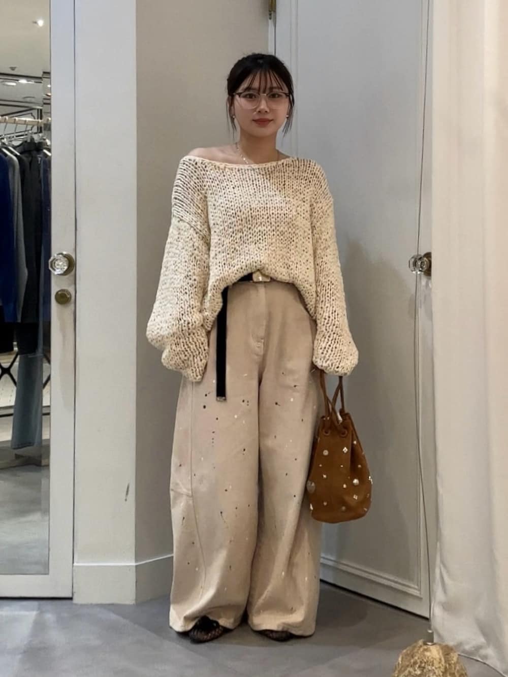 ベージュ系のその他パンツ、ブラック系のその他シューズ、ホワイト系のニット/セーターを着用したレディースの秋コーディネートの3枚目の写真