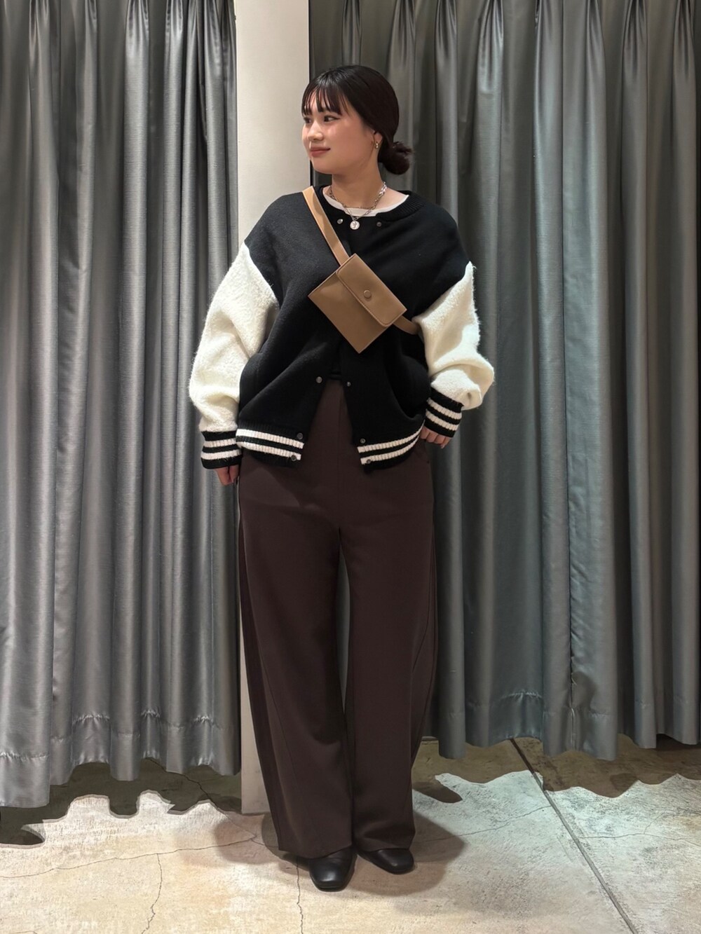 ブラック系のその他アウター、ブラック系のTシャツ/カットソー、グリーン系のその他パンツを着用したレディースの冬コーディネートの2枚目の写真