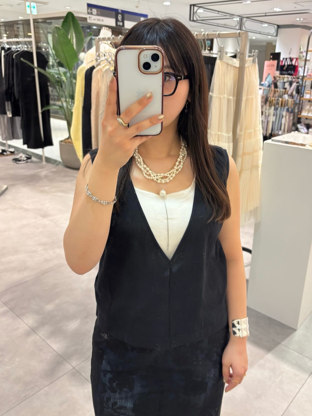 ホワイト系のタンクトップ、ブラック系のワンピース、ブラック系のサンダルを着用したレディースの春コーディネートの3枚目の写真