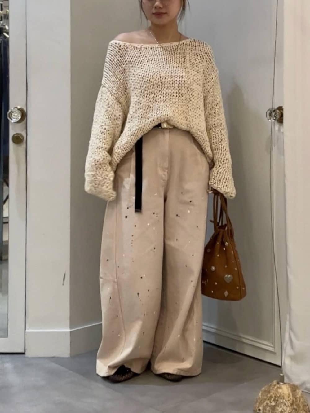 ベージュ系のその他パンツ、ブラック系のその他シューズ、ホワイト系のニット/セーターを着用したレディースの秋コーディネートの2枚目の写真