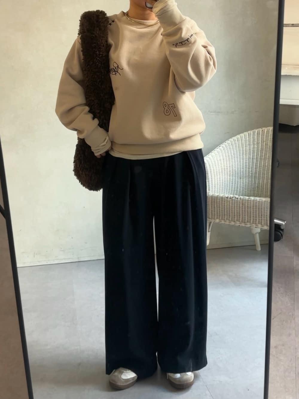 「冬コーデ、帰省コーデ、帰省スタイル、DouDou、裏起毛、裏起毛スウェット、刺繍トップス、タックワイドパンツ、タックワイド、細見えパンツ」｜「DouDouのタックワイドパンツ（スラックス、ブルー系）」を使った、doudouyunaさん（レディース・157cm）の冬コーディネートの5枚目の写真