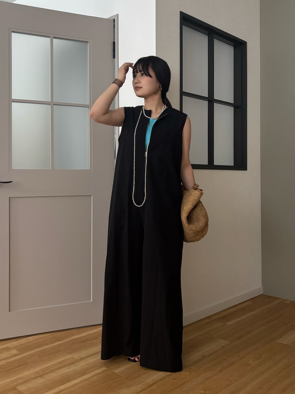 ブラック系のつなぎ/オールインワン、ブルー系のタンクトップ、ホワイト系のネックレスを着用したレディースの夏コーディネートの4枚目の写真