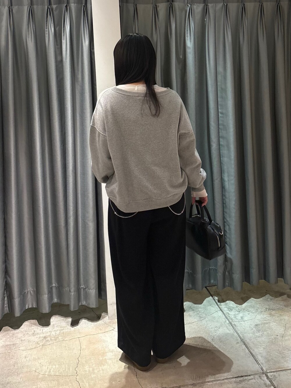 「DOUDOU、DouDou、オトナカジュアル、大人可愛い、お出かけコーデ、レイヤード、きれいめカジュアル、スニーカーコーデ、帰省コーデ、タックワイドパンツ」｜「DouDouの【SAKURA 企画】ラメスウェットプルオーバー（スウェット、シルバー系）」を使った、doudouyunaさん（レディース・157cm）の冬コーディネートの3枚目の写真