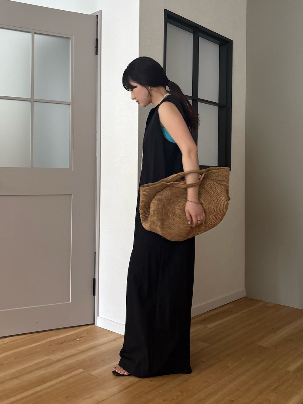 ブラック系のつなぎ/オールインワン、ブルー系のタンクトップ、ホワイト系のネックレスを着用したレディースの夏コーディネートの2枚目の写真