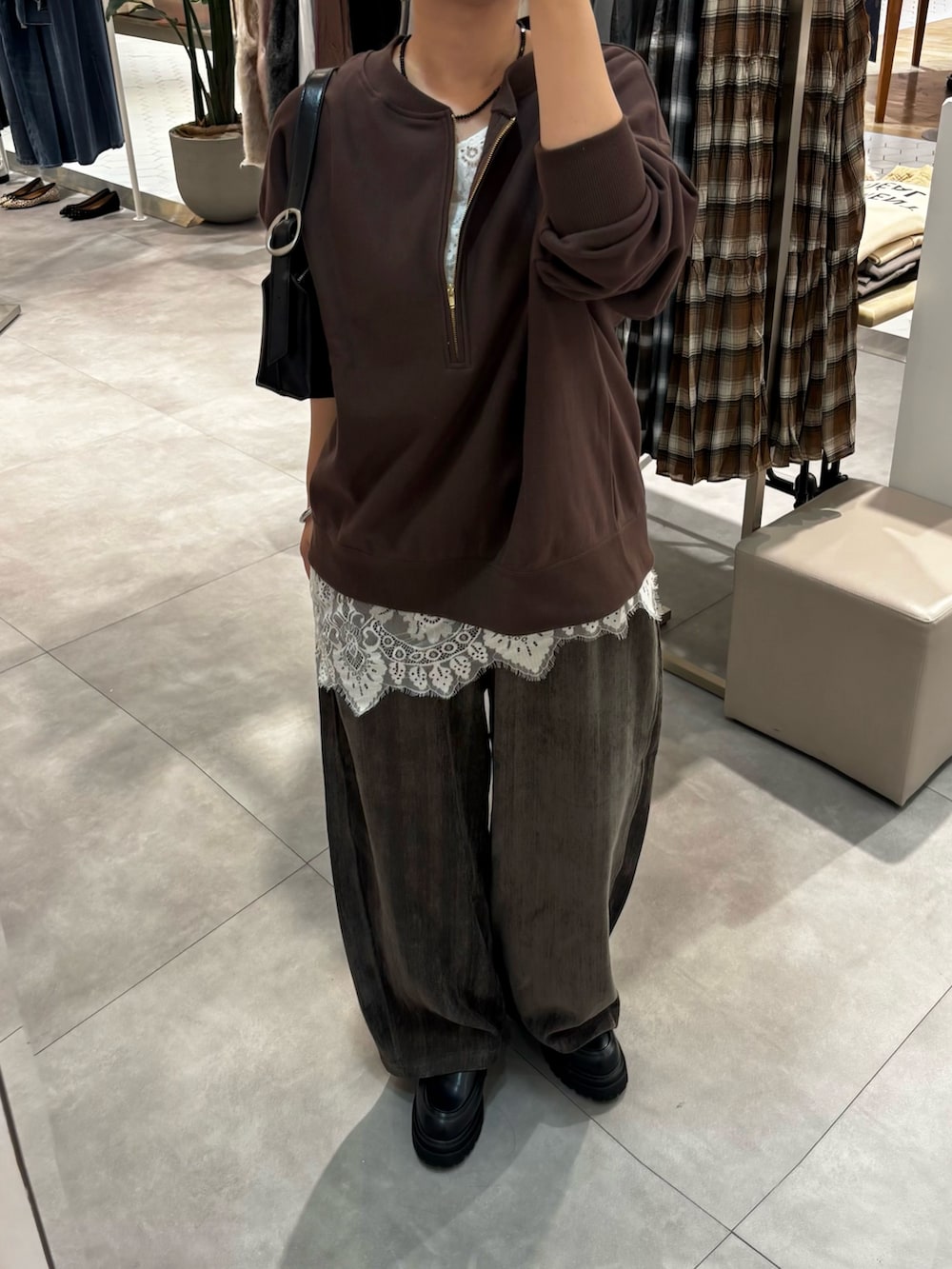 ブラウン系のスウェット、ホワイト系のシャツ/ブラウス、グレー系のその他パンツを着用したレディースの秋コーディネートの4枚目の写真