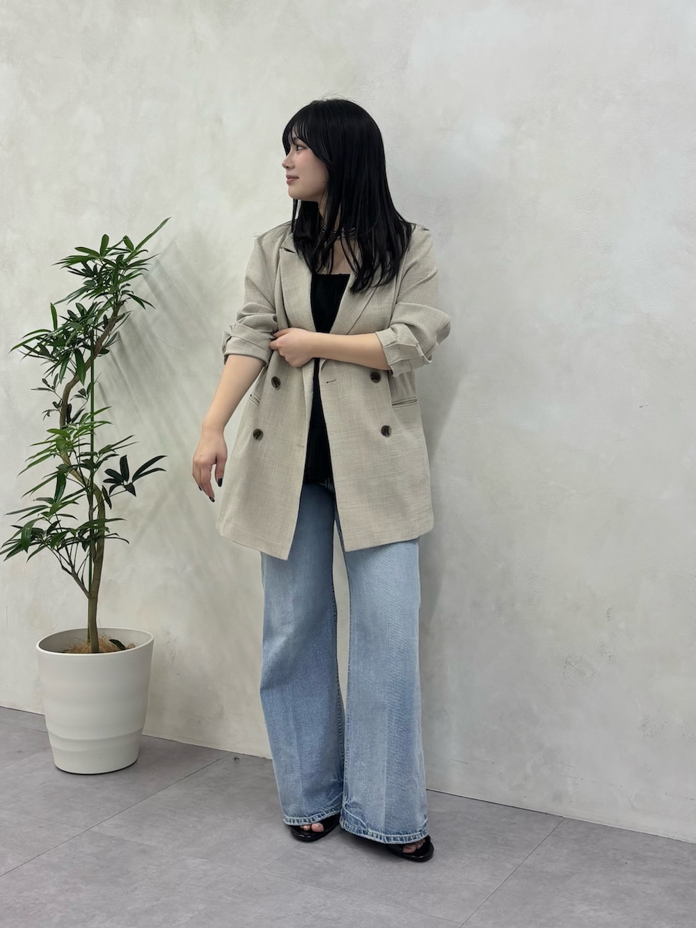 ベージュ系のテーラードジャケット、ブルー系のデニムパンツ、ブラック系のシャツ/ブラウスを着用したレディースの冬コーディネートの5枚目の写真