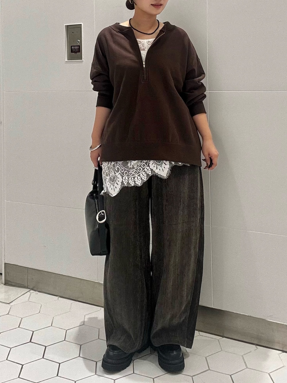 ブラウン系のスウェット、ホワイト系のシャツ/ブラウス、グレー系のその他パンツを着用したレディースの秋コーディネートの2枚目の写真