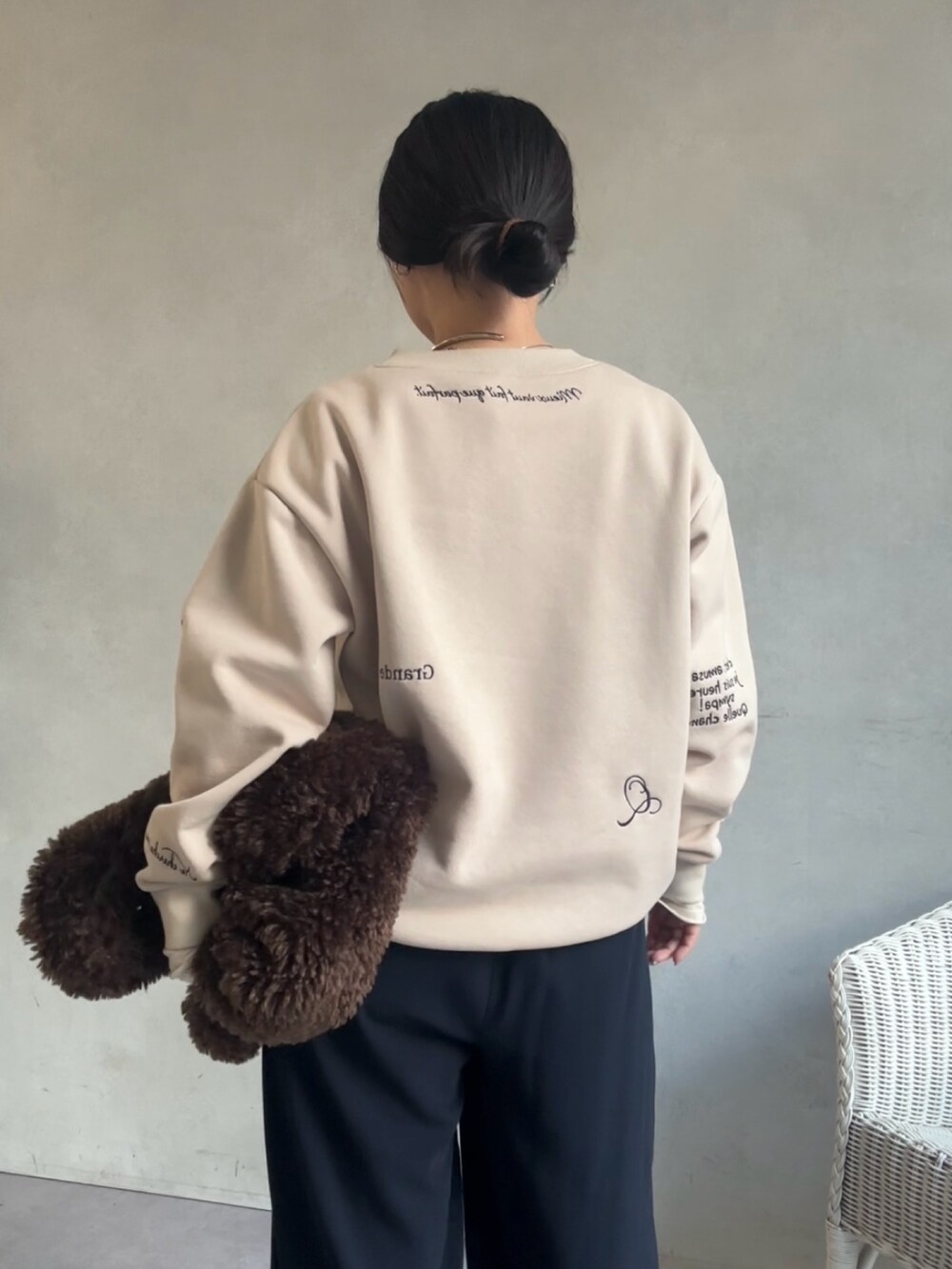 「冬コーデ、帰省コーデ、帰省スタイル、DouDou、裏起毛、裏起毛スウェット、刺繍トップス、タックワイドパンツ、タックワイド、細見えパンツ」｜「DouDouのタックワイドパンツ（スラックス、ブルー系）」を使った、doudouyunaさん（レディース・157cm）の冬コーディネートの3枚目の写真