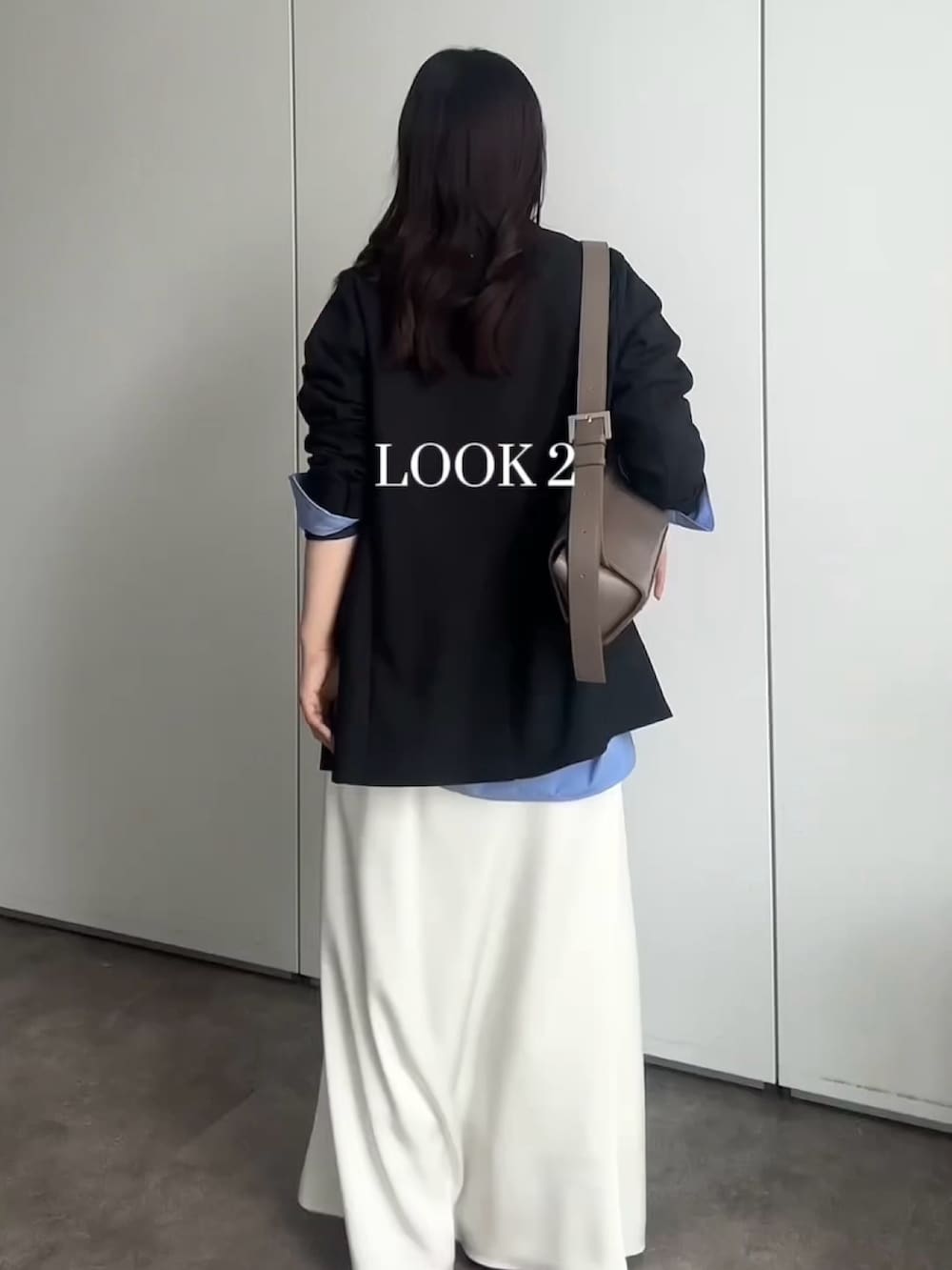 ホワイト系のスカート、グレー系のショルダーバッグ、ブルー系のシャツ/ブラウスを着用したレディースの冬コーディネートの4枚目の写真