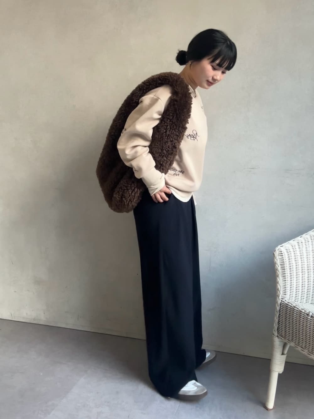 「冬コーデ、帰省コーデ、帰省スタイル、DouDou、裏起毛、裏起毛スウェット、刺繍トップス、タックワイドパンツ、タックワイド、細見えパンツ」｜「DouDouのタックワイドパンツ（スラックス、ブルー系）」を使った、doudouyunaさん（レディース・157cm）の冬コーディネートの4枚目の写真