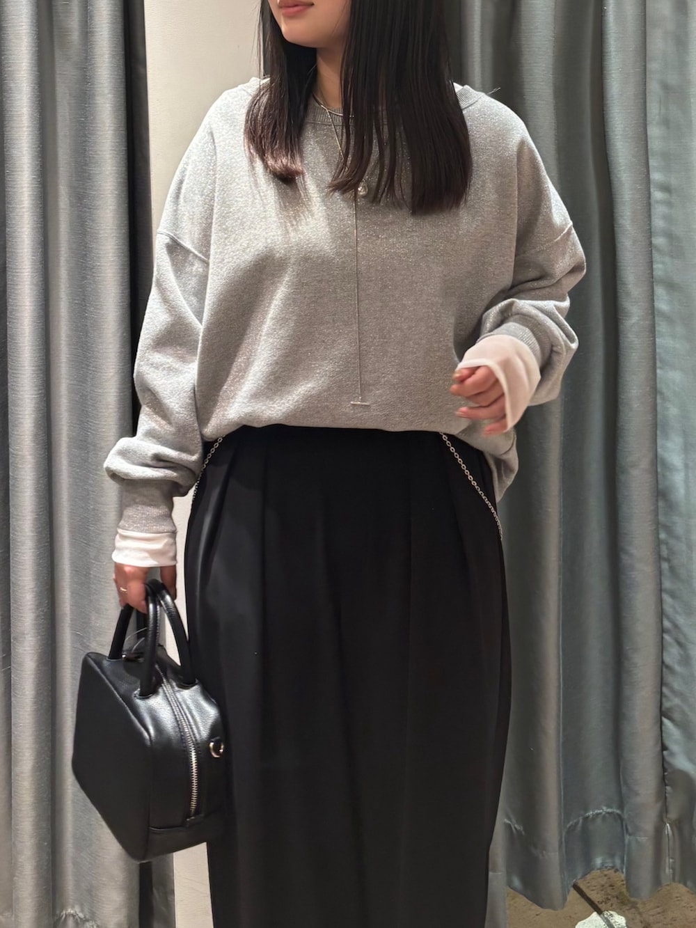 「DOUDOU、DouDou、オトナカジュアル、大人可愛い、お出かけコーデ、レイヤード、きれいめカジュアル、スニーカーコーデ、帰省コーデ、タックワイドパンツ」｜「DouDouの【SAKURA 企画】ラメスウェットプルオーバー（スウェット、シルバー系）」を使った、doudouyunaさん（レディース・157cm）の冬コーディネートの4枚目の写真