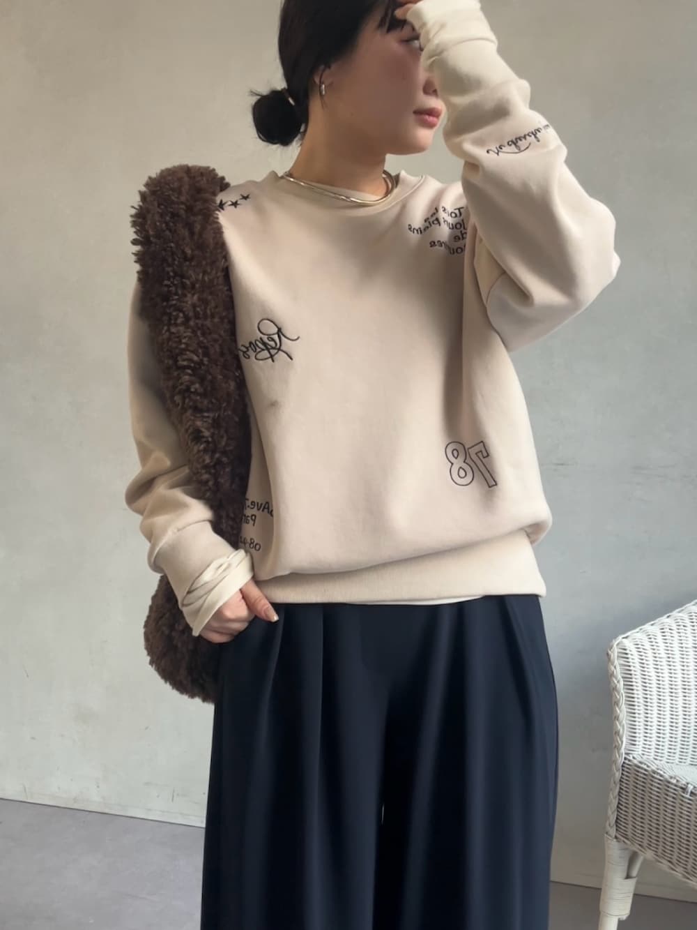 「冬コーデ、帰省コーデ、帰省スタイル、DouDou、裏起毛、裏起毛スウェット、刺繍トップス、タックワイドパンツ、タックワイド、細見えパンツ」｜「DouDouのタックワイドパンツ（スラックス、ブルー系）」を使った、doudouyunaさん（レディース・157cm）の冬コーディネートの2枚目の写真