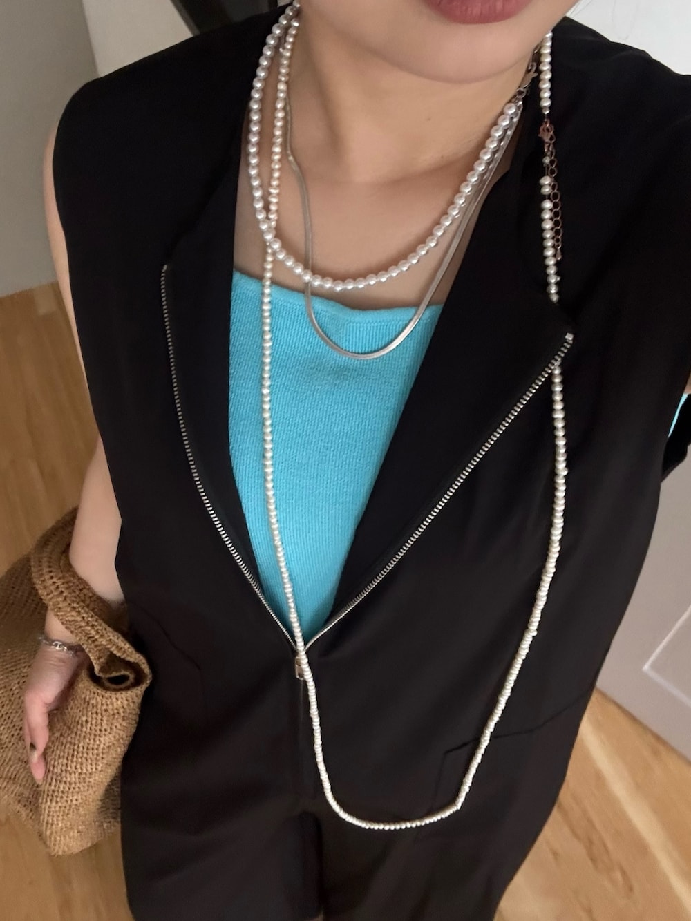 ブラック系のつなぎ/オールインワン、ブルー系のタンクトップ、ホワイト系のネックレスを着用したレディースの夏コーディネートの3枚目の写真