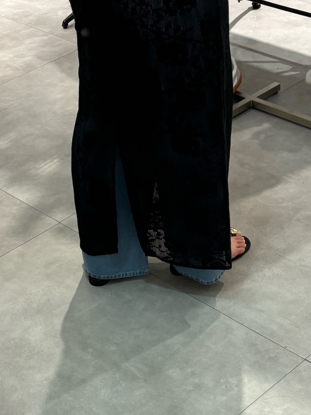 ホワイト系のタンクトップ、ブラック系のワンピース、ブラック系のサンダルを着用したレディースの春コーディネートの5枚目の写真