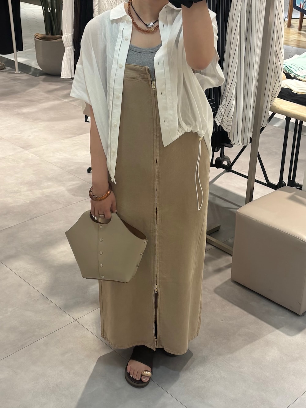 「doudou、DouDou、doudou_staff、doudou_pr、DOUDOU、ジャンスカ、ジャンスカコーデ、大人コーデ、大人コーディネート、大人カジュアル、大人カジュアルコーデ、シャツ、シャツスタイル、シャツコーデ」｜「DouDouの【新色追加】リブタンク（Tシャツ/カットソー、グレー系）」を使った、doudouyunaさん（レディース・157cm）の夏コーディネートの5枚目の写真