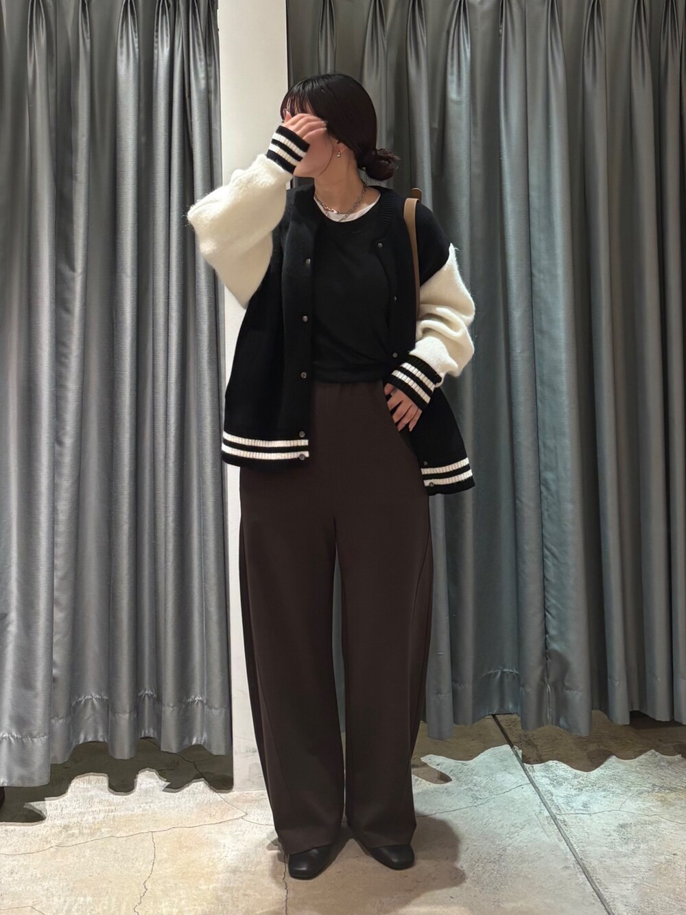 ブラック系のその他アウター、ブラック系のTシャツ/カットソー、グリーン系のその他パンツを着用したレディースの冬コーディネートの3枚目の写真