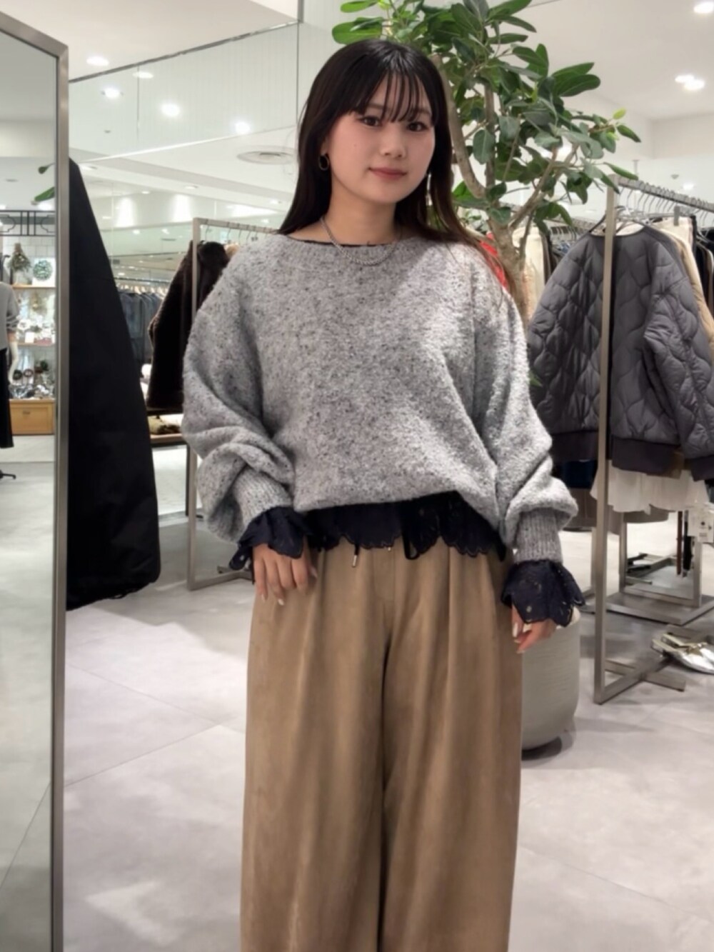 ベージュ系のその他パンツ、ブラック系のその他アウター、グレー系のニット/セーターを着用したレディースの冬コーディネートの2枚目の写真