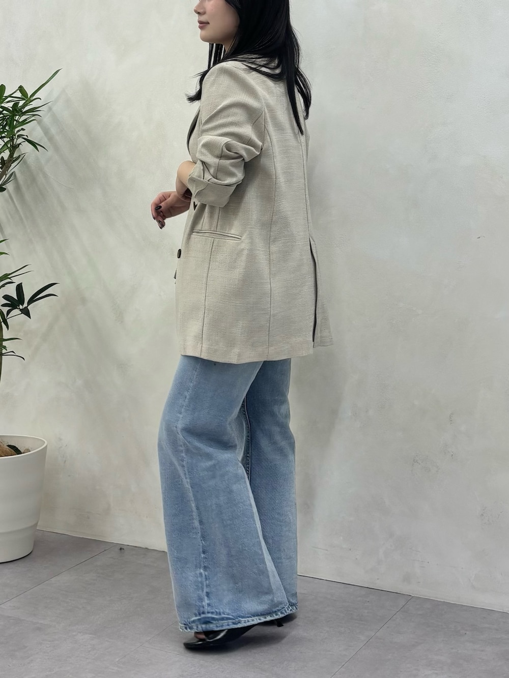 ベージュ系のテーラードジャケット、ブルー系のデニムパンツ、ブラック系のシャツ/ブラウスを着用したレディースの冬コーディネートの3枚目の写真