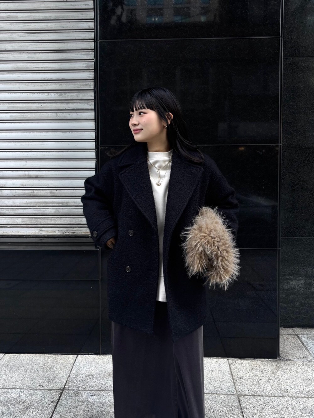「DOUDOU、コート、ピーコート、ベロアスカート、レイヤードスタイル」｜「DouDouのベロアマーメイドスカート（スカート、グレー系）」を使った、doudouyunaさん（レディース・157cm）の冬コーディネートの3枚目の写真