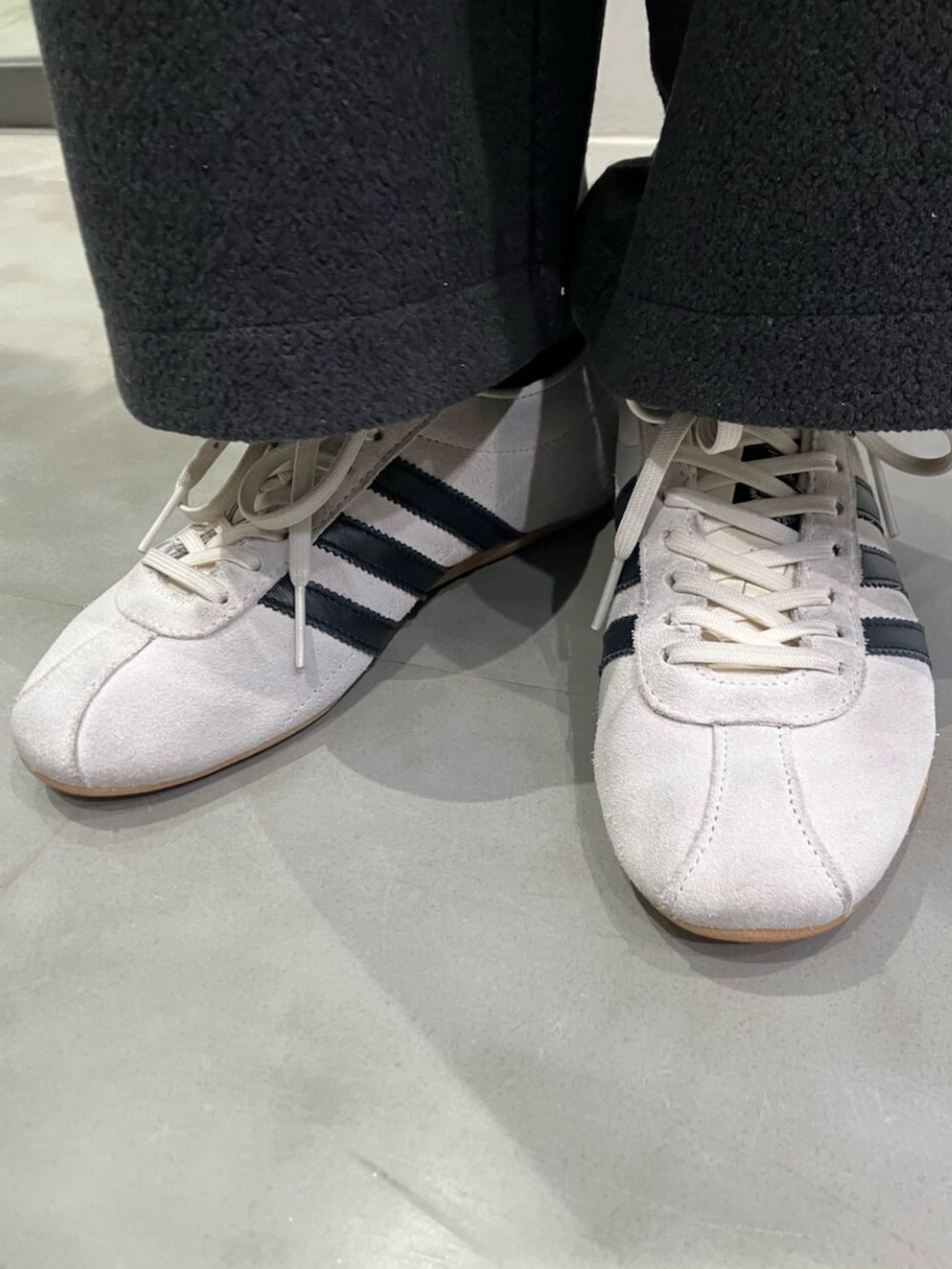 「adidas、adidas originals、アディダス、アディダスオリジナルス、スニーカー、ローカット、tokyo、ニット」｜「adidasのアディカラー ニット クルーネックセーター / アディダスオリジナルス adidas Originals（ニット/セーター、ホワイト系）」を使った、HOさん（レディース・159cm）の春コーディネートの4枚目の写真