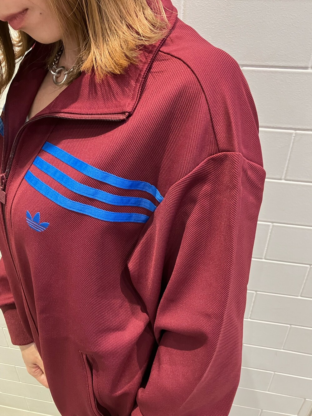 「スニーカー、adidas、カーゴパンツ、アディダス、adidas originals、アディダスオリジナルス、70s、サンバ、トラックトップ、アディカラー」｜「adidasのアディダス オリジナルス 70s トラックトップ（ジャージ、レッド系）」を使った、HOさん（レディース・159cm）の秋コーディネートの3枚目の写真