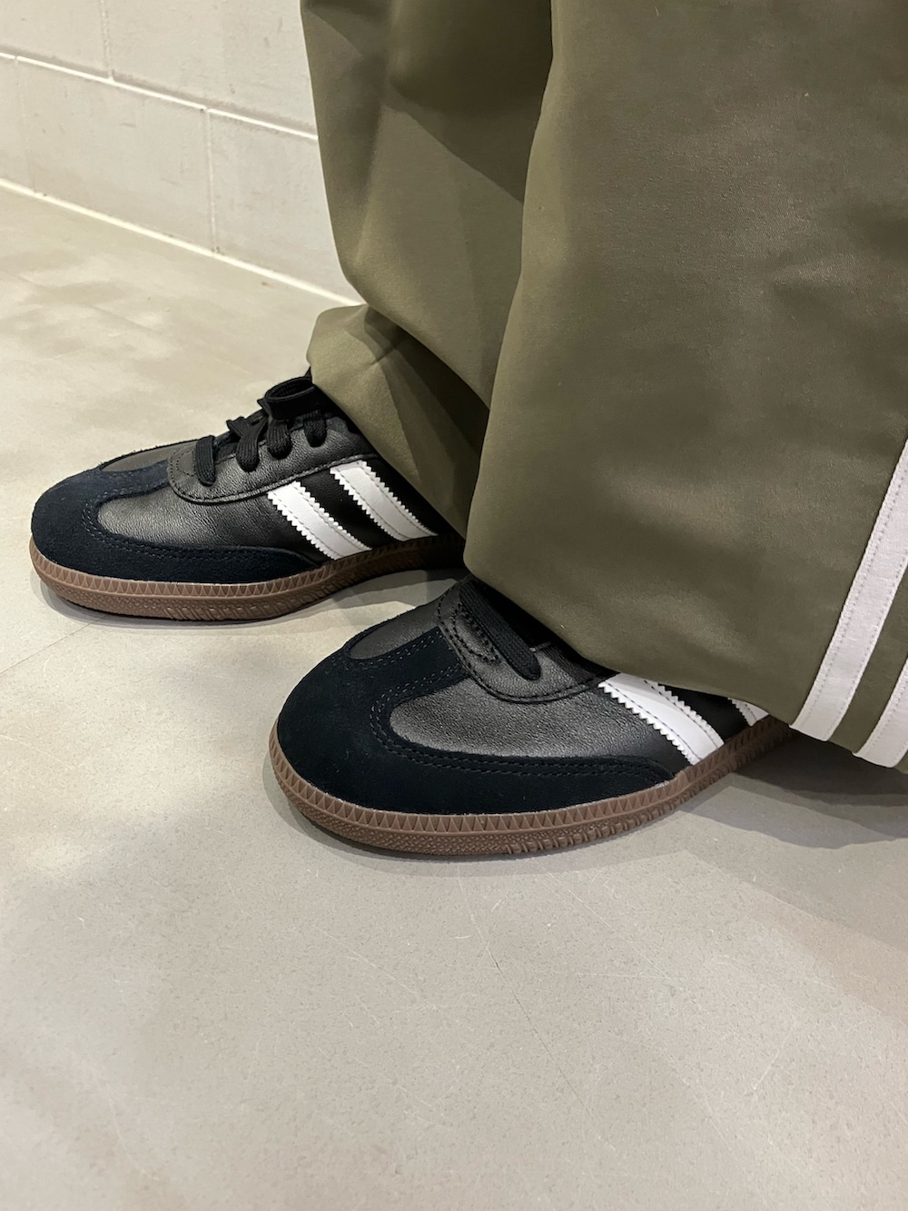 「スニーカー、adidas、カーゴパンツ、アディダス、adidas originals、アディダスオリジナルス、70s、サンバ、トラックトップ、アディカラー」｜「adidasのアディダス オリジナルス 70s トラックトップ（ジャージ、レッド系）」を使った、HOさん（レディース・159cm）の秋コーディネートの4枚目の写真