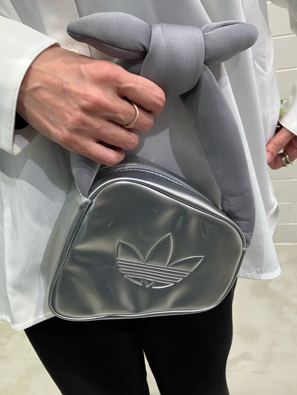 「春コーデ、adidas、adidas originals、アディダス、スニーカー、アディダスオリジナルス、アディカラー、スーパースター、シャツスタイル、ローカット、スリーストライプス」｜「adidasのP ESS SHIRT LS / アディダスオリジナルス adidas Originals（シャツ/ブラウス、ホワイト系）」を使った、HOさん（レディース・159cm）の春コーディネートの3枚目の写真