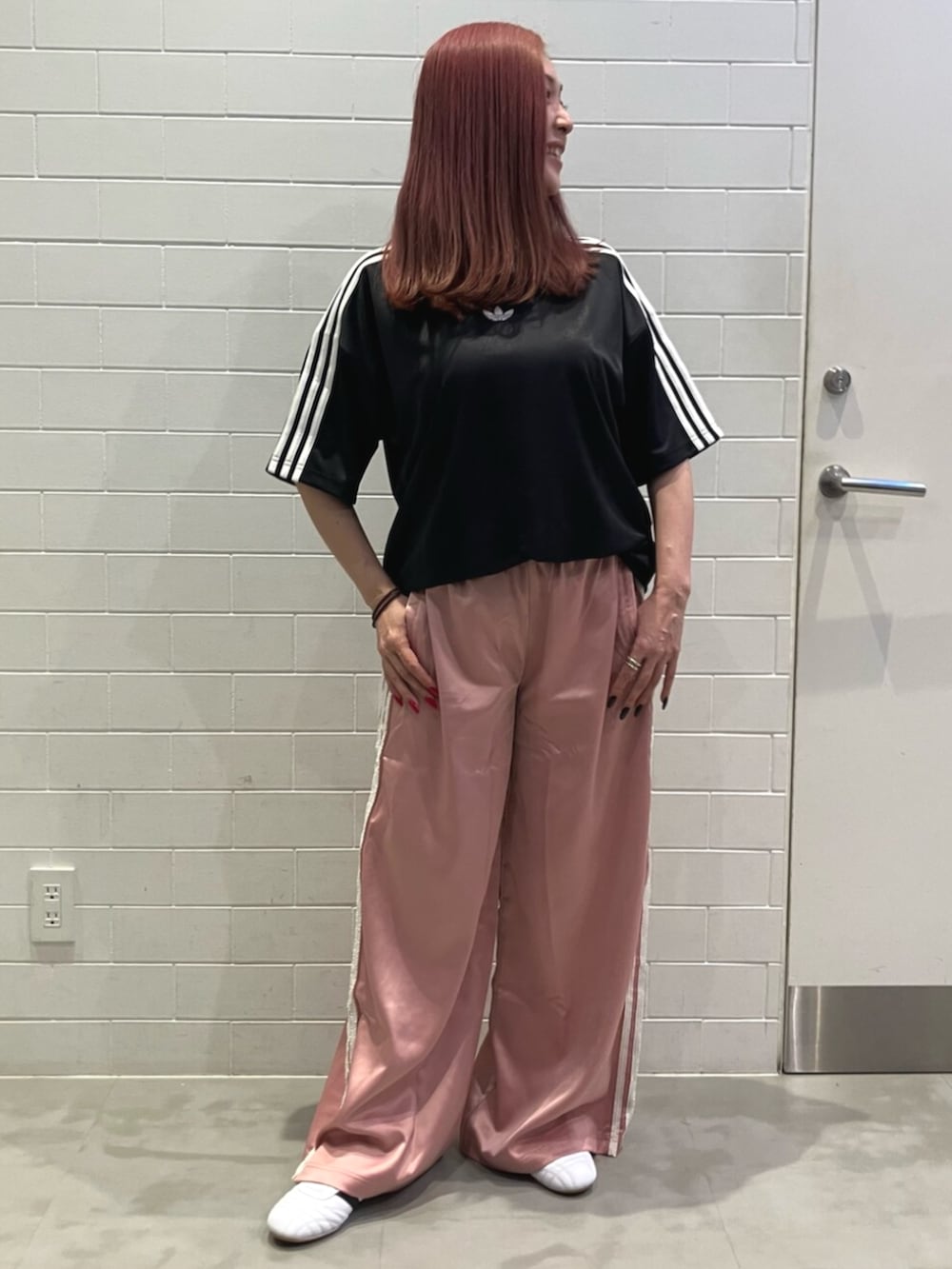 「夏コーデ、黒Tシャツ、スニーカー、adidas、adidas originals、アディダス、アディダスオリジナルス、テコンドー」｜「adidasのJACQUARD JERSEY / アディカラー ジャカード ジャージー / 半袖Tシャツ アディダスオリジナルス adidas Originals（Tシャツ/カットソー、ブラック系）」を使った、HOさん（レディース・159cm）の夏コーディネートの2枚目の写真