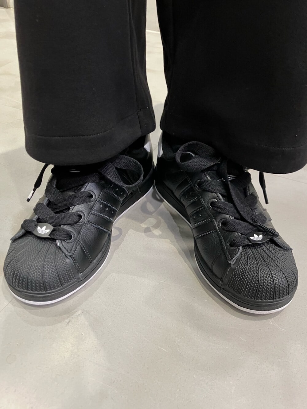 「春コーデ、adidas、adidas originals、アディダス、スニーカー、アディダスオリジナルス、アディカラー、スーパースター、シャツスタイル、ローカット、スリーストライプス」｜「adidasのP ESS SHIRT LS / アディダスオリジナルス adidas Originals（シャツ/ブラウス、ホワイト系）」を使った、HOさん（レディース・159cm）の春コーディネートの4枚目の写真