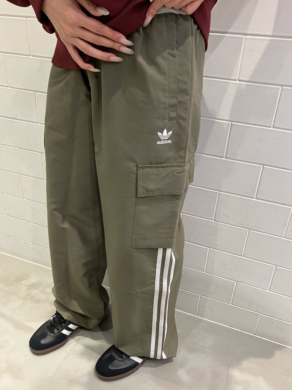 「スニーカー、adidas、カーゴパンツ、アディダス、adidas originals、アディダスオリジナルス、70s、サンバ、トラックトップ、アディカラー」｜「adidasのアディダス オリジナルス 70s トラックトップ（ジャージ、レッド系）」を使った、HOさん（レディース・159cm）の秋コーディネートの2枚目の写真