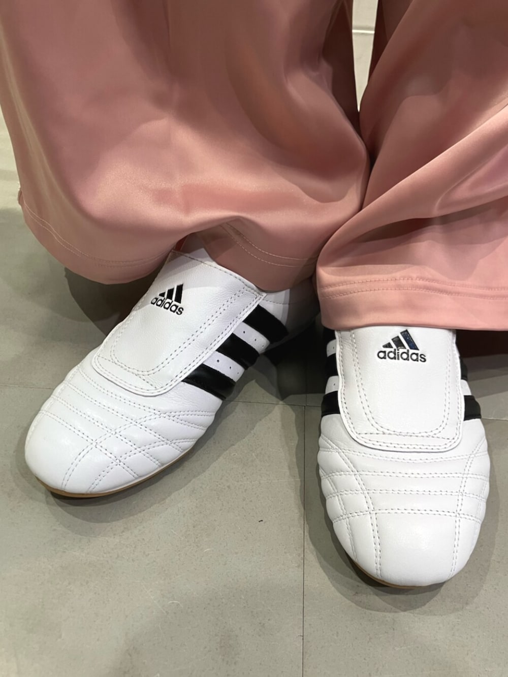 「夏コーデ、黒Tシャツ、スニーカー、adidas、adidas originals、アディダス、アディダスオリジナルス、テコンドー」｜「adidasのJACQUARD JERSEY / アディカラー ジャカード ジャージー / 半袖Tシャツ アディダスオリジナルス adidas Originals（Tシャツ/カットソー、ブラック系）」を使った、HOさん（レディース・159cm）の夏コーディネートの4枚目の写真