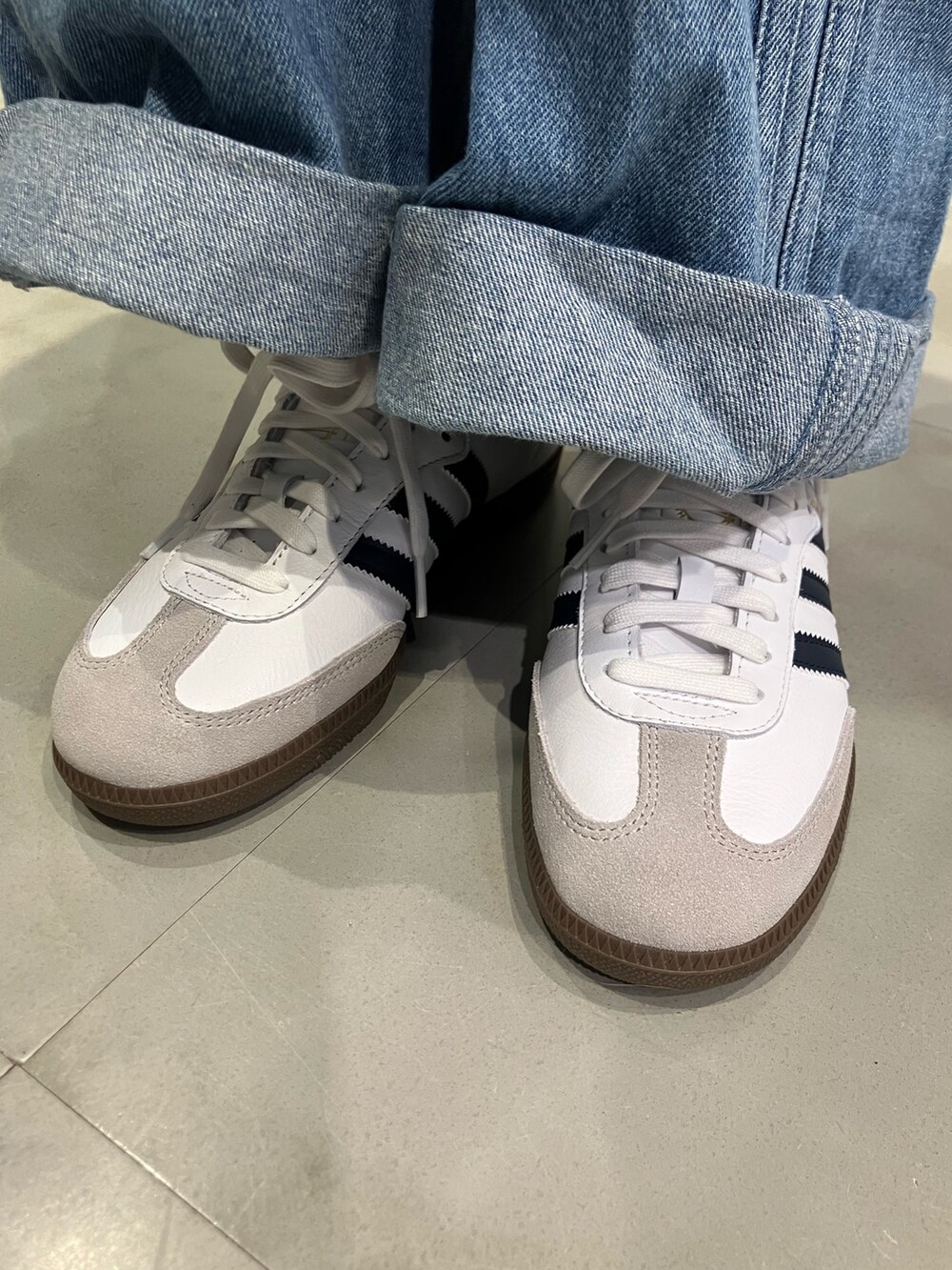「スニーカー、adidas、ジャージ、デニムパンツ、adidas originals、サンバ、トラックトップ、samba、クセニア・シュナイダー」｜「adidasのボンデッド SST トラックトップ / ジャージ / アディダスオリジナルス adidas Originals（ジャージ、ブラック系）」を使った、HOさん（レディース・159cm）の冬コーディネートの2枚目の写真