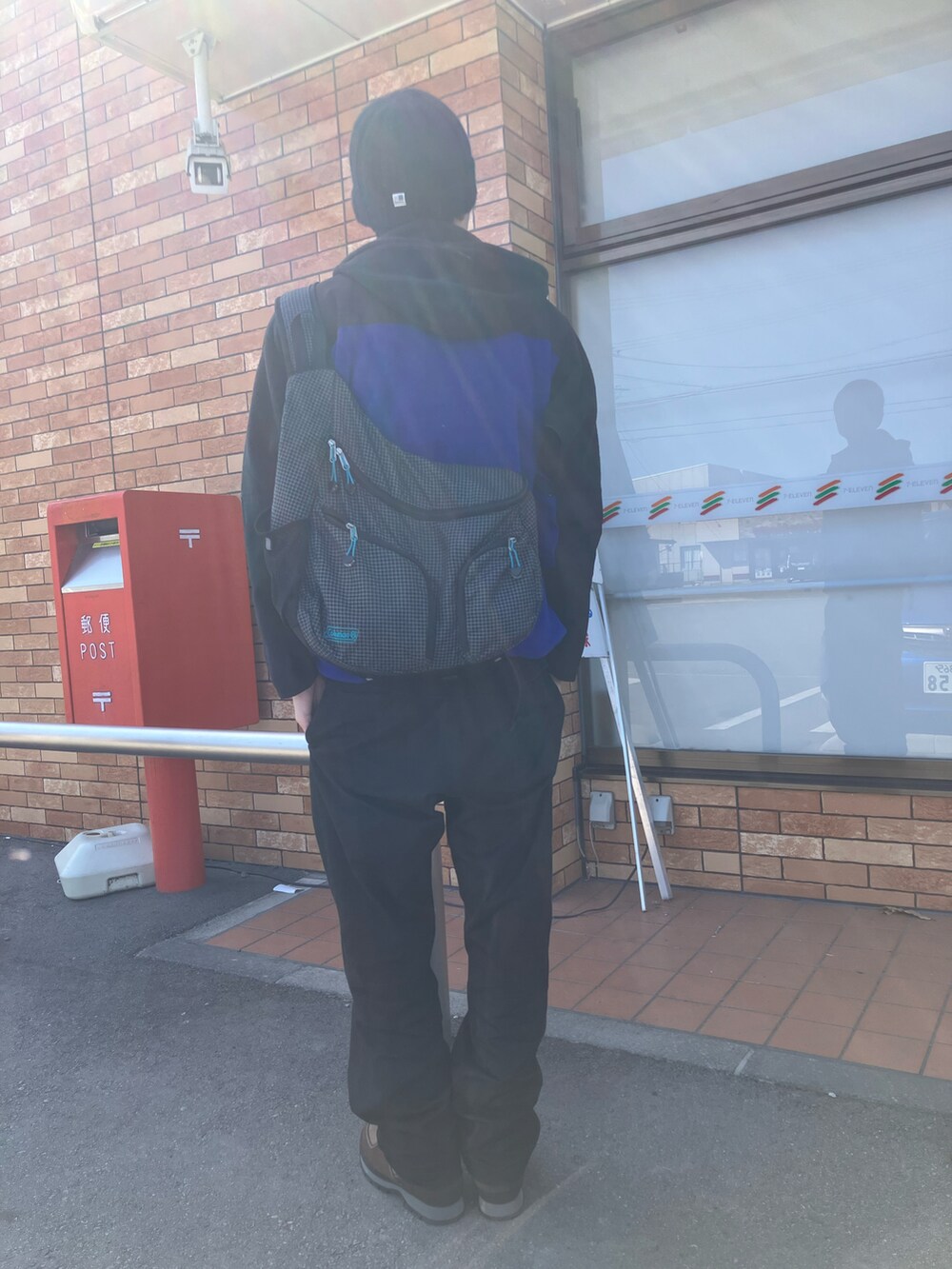 ブルー系のその他アウター、ブラック系のチノパンツ、ブラウン系のブーツを着用したメンズの春コーディネートの2枚目の写真
