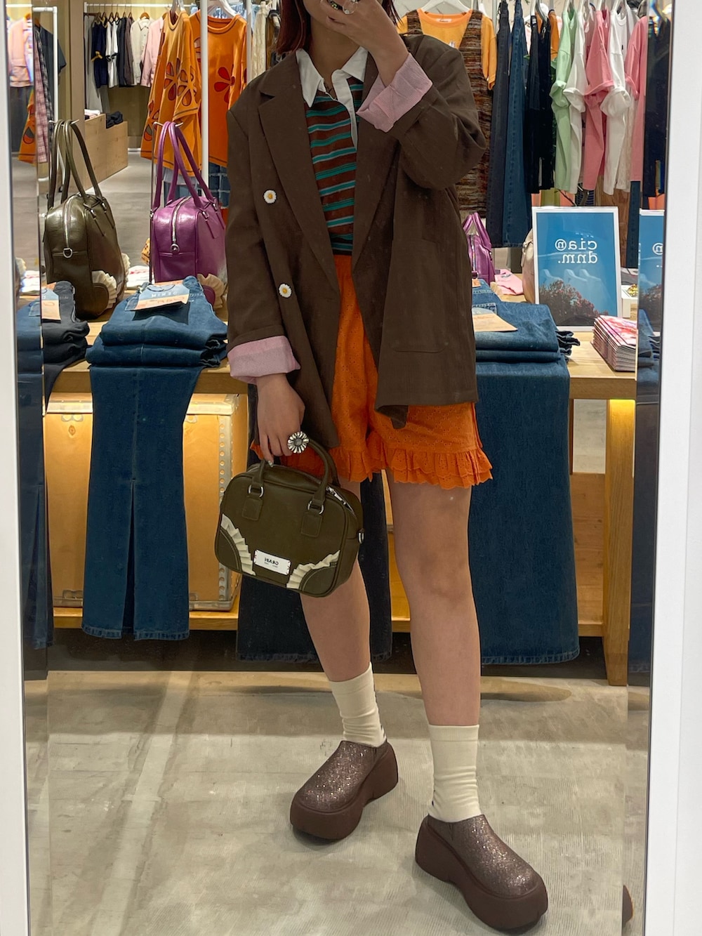 「ボーダー、ボーダーワンピース、カラフルボーダー、カラフルコーデ、ワンピース、ワンピースコーデ、ジャケットコーデ、ジャケット、大人コーデ、キレイめカジュアル、オトナカジュアル、韓国ファッション、シャツスタイル、秋服準備はじめました、CIAOPANIC」｜「HELLO.SANFRANCISCOの【HELLO.SANFRANCISCO/ハローサンフランシスコ】ネーム刺繍マーガレット釦ビッグジャケット（テーラードジャケット、グレー系）」を使った、濱川　ひよりさん（レディース・162cm）の秋コーディネートの2枚目の写真