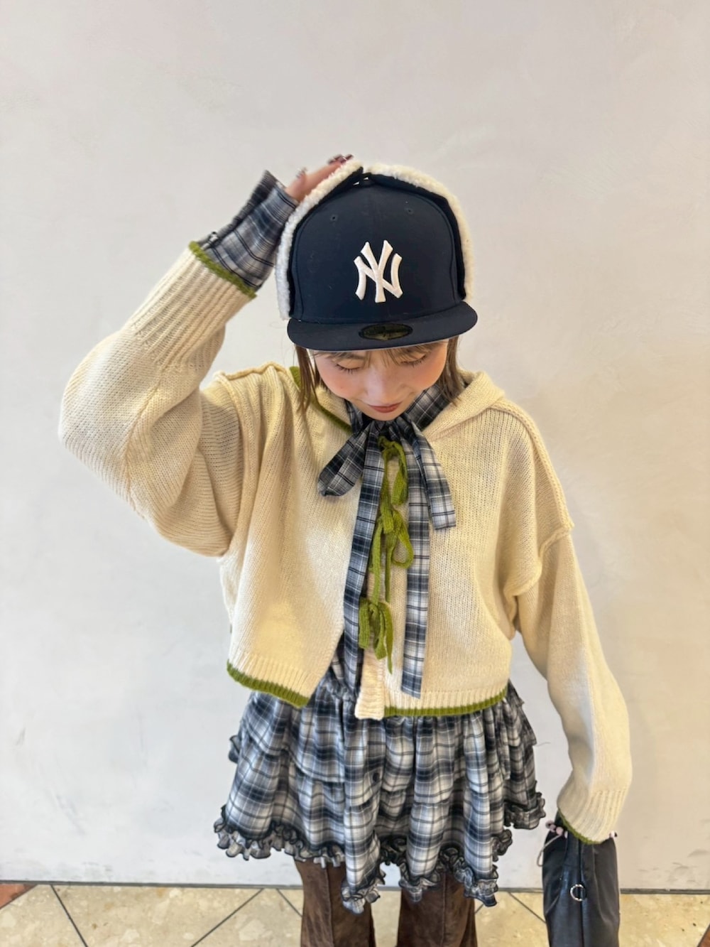 ブラウン系のシャツ/ブラウス、ベージュ系のカーディガン/ボレロ、イエロー系のその他パンツを着用したレディースの秋コーディネートの3枚目の写真