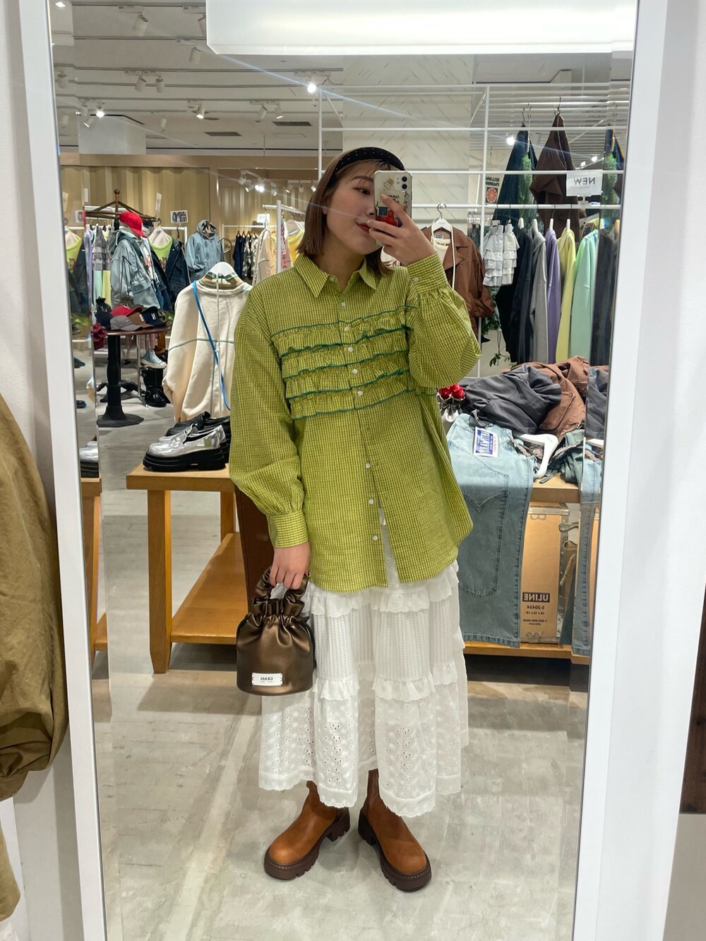 「レイヤードスタイル、メガネ女子、今日のコーデ、デニム、かんたん！着回しコーデ術、シンプルスタイル、大人コーデ、お洒落さんとつながりたい、カジュアルスタイル、骨格ウェーブ、イエベ、フリル、フリルブラウス、シャツ、チェックシャツ」｜「CIAOPANICのフリルドッキングオーバーシャツ（シャツ/ブラウス、イエロー系）」を使った、濱川　ひよりさん（レディース・162cm）の冬コーディネートの2枚目の写真