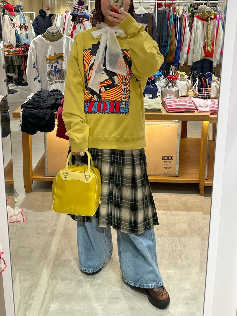 「スラックス、ナイロンパンツ、ビッグシルエット、大人可愛い、春カラー、カジュアルスタイル、大人女子、厚底シューズ、古着、古着MIX、骨格ウェーブ、イエベ、チャオパニック、ciaopanic、イエローコーデ」｜「CIAOPANICの【BUGLE BOY/ビューグルボーイ】ロゴスウェット（Tシャツ/カットソー、ブラック系）」を使った、濱川　ひよりさん（レディース・162cm）の冬コーディネートの2枚目の写真