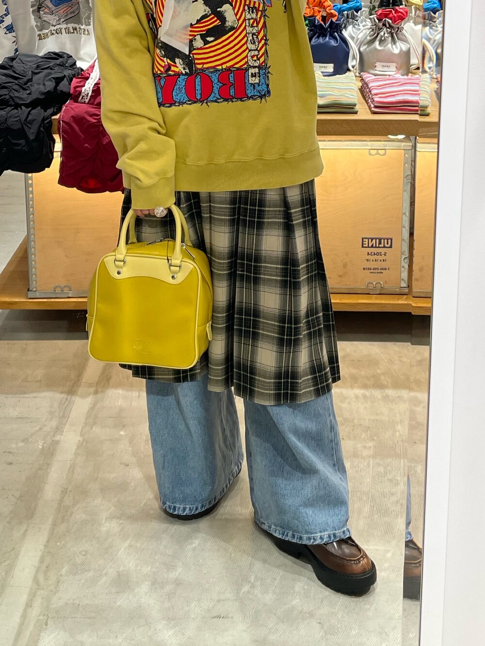 「スラックス、ナイロンパンツ、ビッグシルエット、大人可愛い、春カラー、カジュアルスタイル、大人女子、厚底シューズ、古着、古着MIX、骨格ウェーブ、イエベ、チャオパニック、ciaopanic、イエローコーデ」｜「CIAOPANICの【BUGLE BOY/ビューグルボーイ】ロゴスウェット（Tシャツ/カットソー、ブラック系）」を使った、濱川　ひよりさん（レディース・162cm）の冬コーディネートの4枚目の写真
